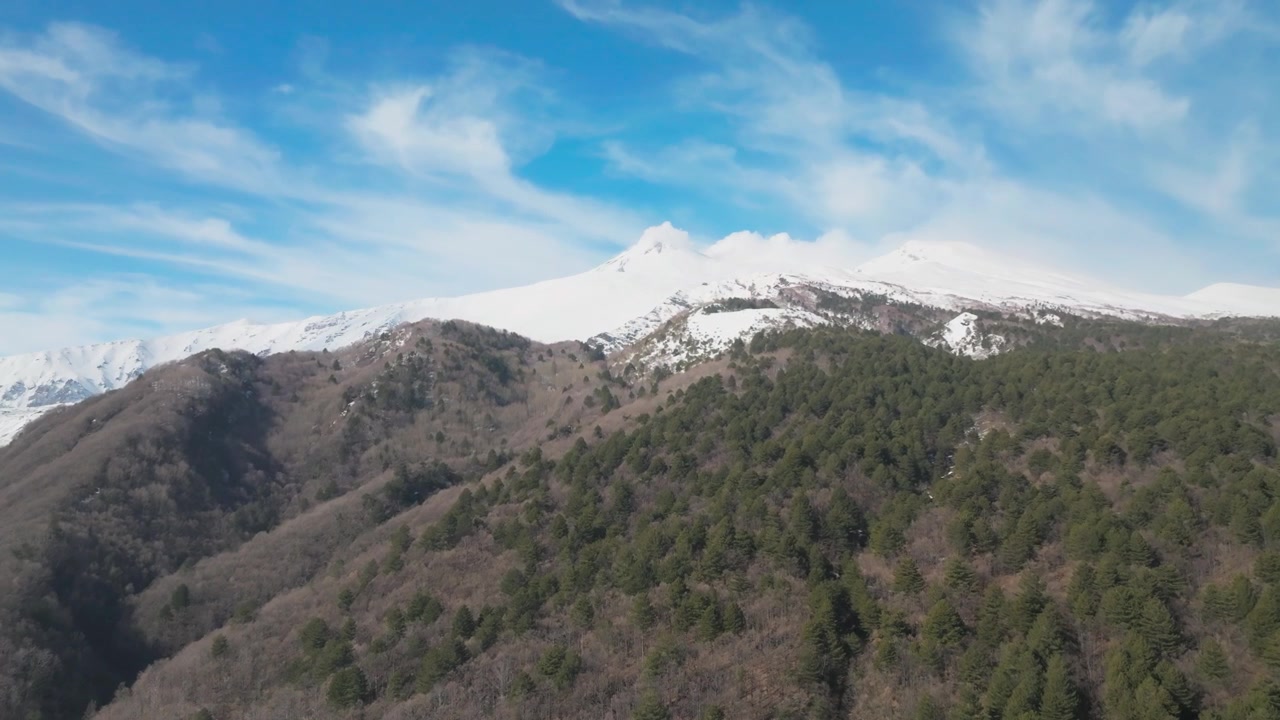 Vetta innevata dell'Etna, volo in avanti, giornata di sole, inquadratura di apertura, Sicilia