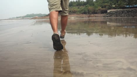 niño indio corriendo en la arena de la playa en snadal