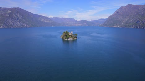 Filmische-Drohnenansicht-Der-Kleinen,-Wohlhabenden-Insel-Loreto-Mitten-Im-Iseosee