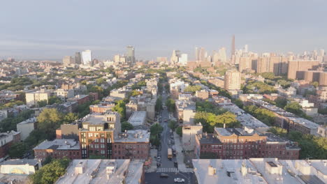 vista aérea de un barrio de la ciudad de nueva york al atardecer