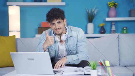 estudiante asintiendo a la cámara y haciendo un gesto positivo.