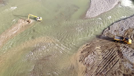 Dos-Excavadoras-De-Agua-Que-Trabajan-Dentro-Del-Río-Arno-Cerca-De-La-Ciudad-De-Sieci,-Pontassieve,-Para-Evitar-Otra-Inundación-Por-Desastre-De-Florencia-Después-De-La-última-Temporada-De-Lluvias-De-Noviembre