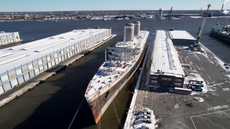 Ss-Estados-Unidos-Drone-Nieve-Invierno-Alto-A-Bajo-De-Barco-Histórico-Abandonado-Atracado-En-Filadelfia