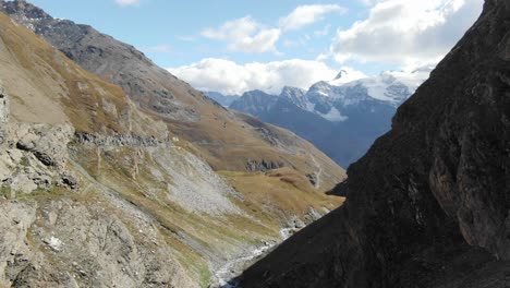 paisaje primitivo montañoso y valle profundo en temporada de verano, col de l'iseran en francia