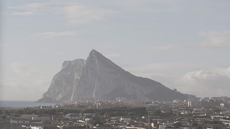 Una-Fotografía-A-Intervalos-De-España,-De-Nubes-Pasando-Por-El-Peñón-De-Gibraltar-Alrededor-Del-Amanecer-Mientras-El-Sol-Incide-En-La-Cara-Noreste-Del-Peñón-De-Gibraltar