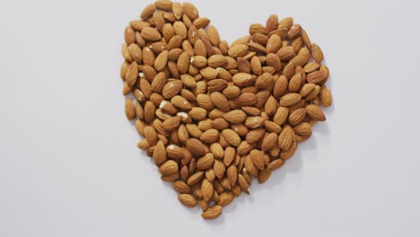 video de almendras en fondo blanco