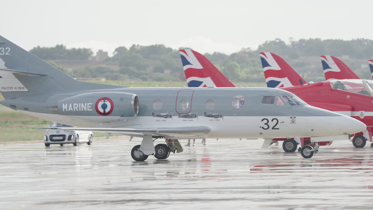 Franska flottans Dassault Falcon 10 MER-flygplan parkerat på våt flygplatta