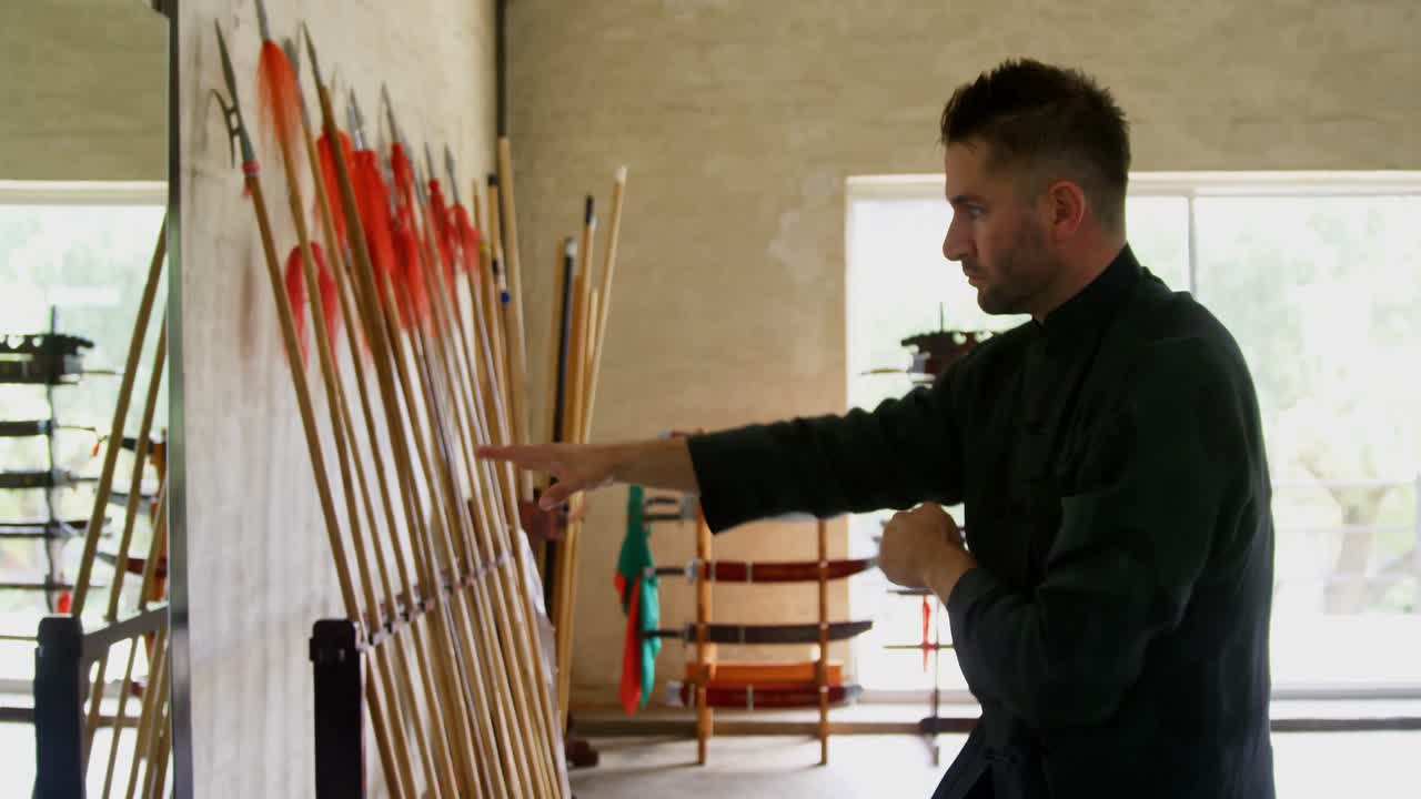 4k 무술을 연습하는  ⁇ 푸 전투기