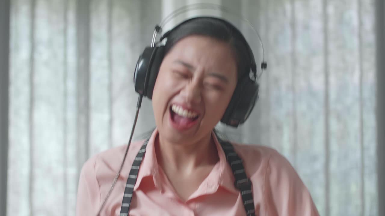 헤드폰 을 들고 음악 을 즐기는 여자