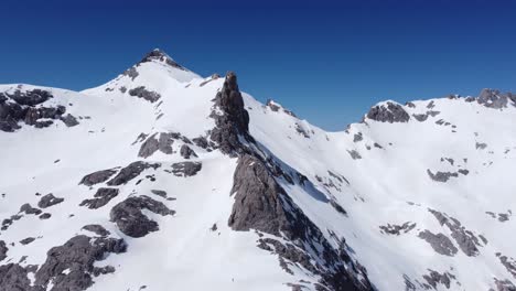 montañas nevadas en picos de europa en día de invierno