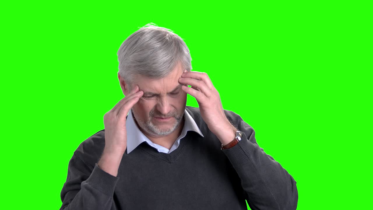 empresario anciano sobrecargado de trabajo con migraña.