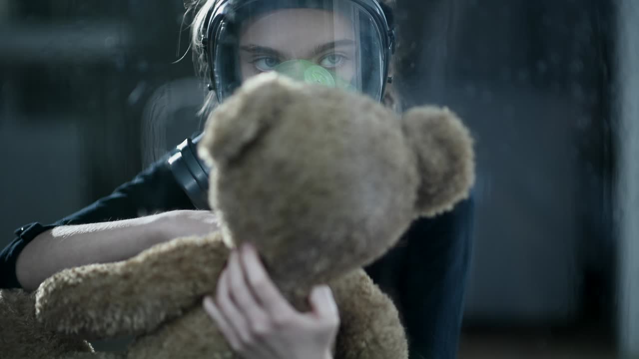 화학물질 마스크를 쓰고 있는 고통스러운 딸