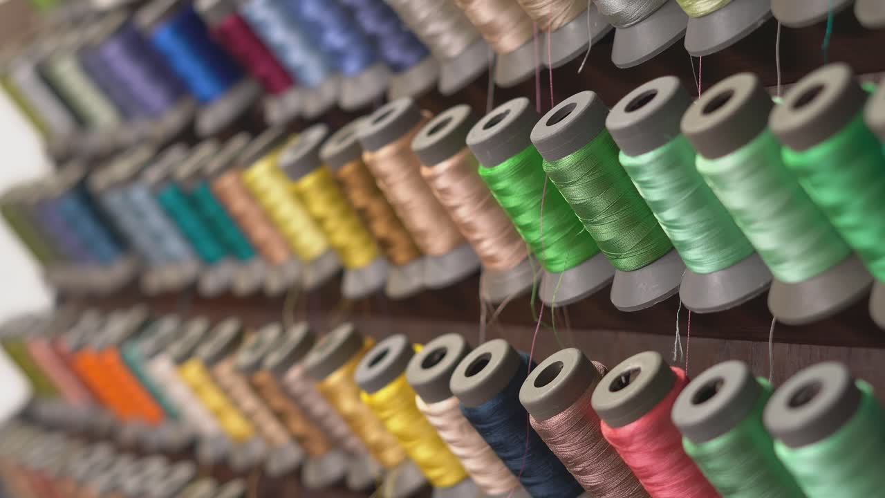 bobinas de hilo de colores