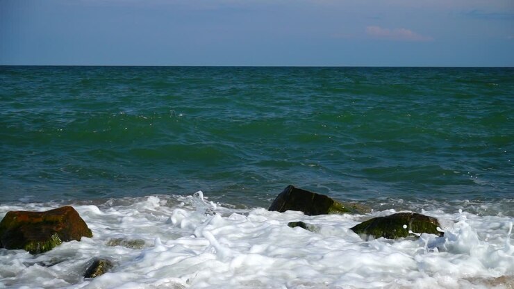 Onda marina. Rallentatore. Riprese di un'onda marina.