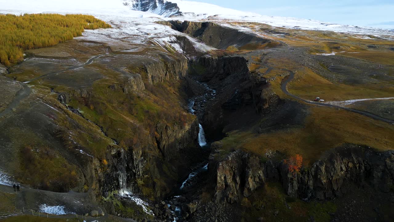 cascada en un espectacular cañón de montaña en islandia - vuelo aéreo con drones
