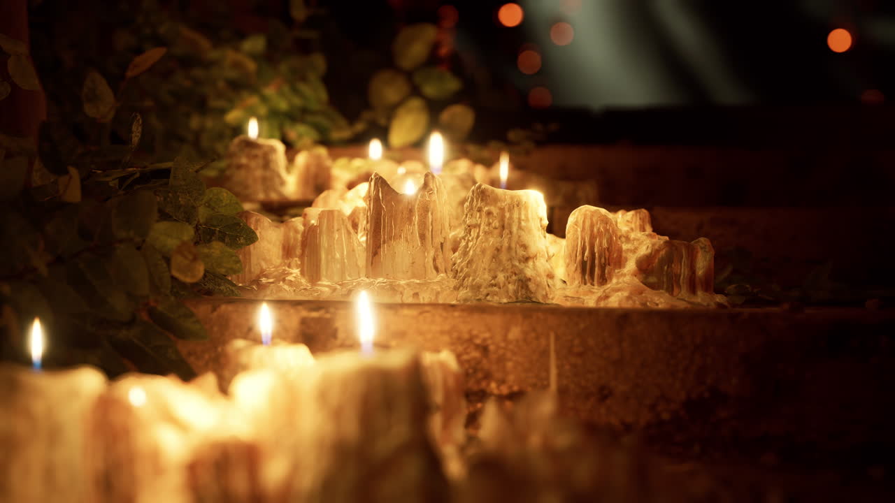 velas ardiendo en la oscuridad