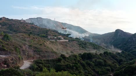 Avión-Que-Arroja-Agua-Combate-El-Incendio-Forestal-En-La-Ladera