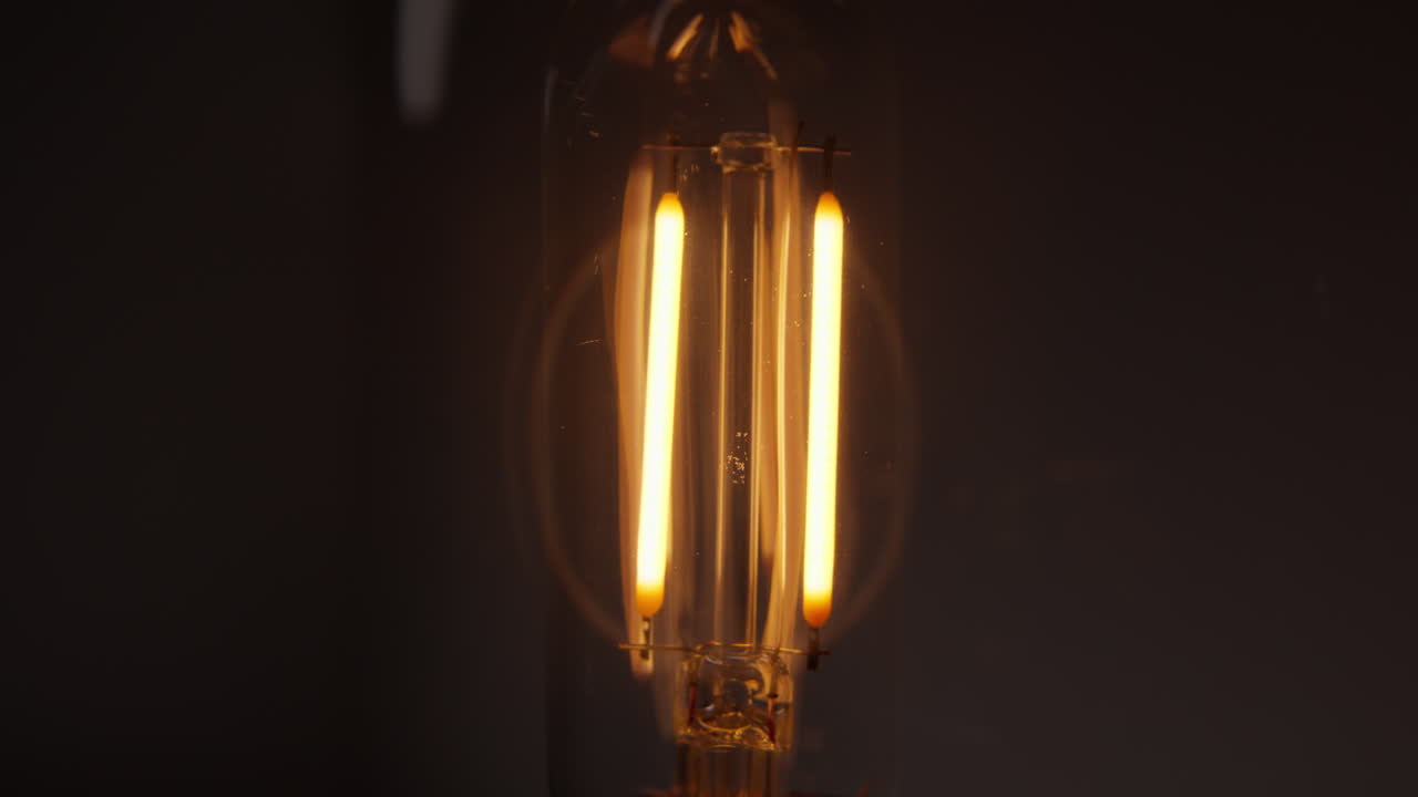 электрическое свечение, выключение лампочки крупного плана