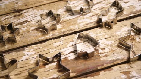 cortadores de galletas en una mesa de madera 4k