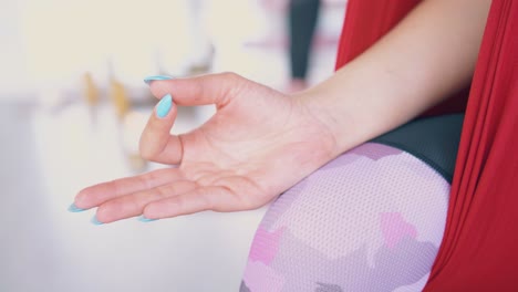 la mano de la dama se acuesta sobre la pierna de la mujer relajada sentada y meditando