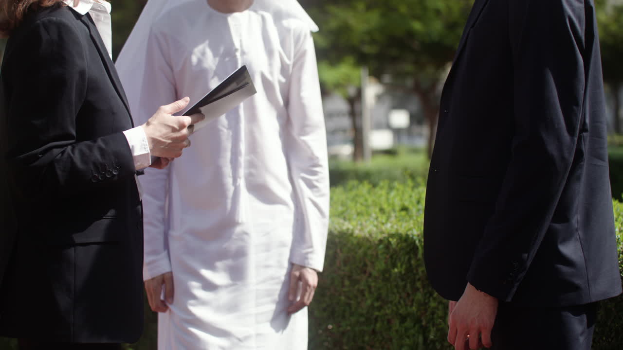 세 사람이 사업에 대해 얘기하고 있습니다.