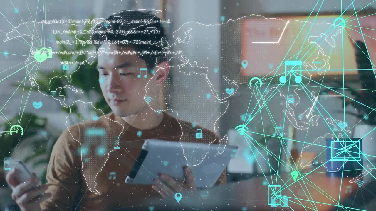 mundo de iconos digitales y procesamiento de datos sobre el mapa del mundo contra el hombre asiático que usa un teléfono inteligente en casa