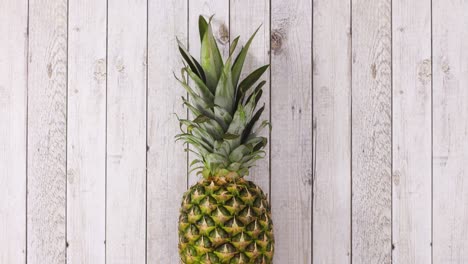 piña moviéndose en círculo en un tema de madera ligera. detenga el movimiento