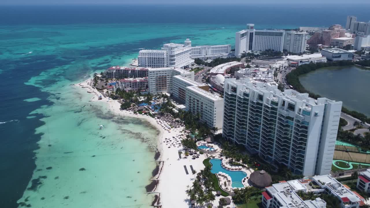 Vista aerea della zona alberghiera di lusso di Cancun con il Mar dei Caraibi blu e la spiaggia bianca, Messico