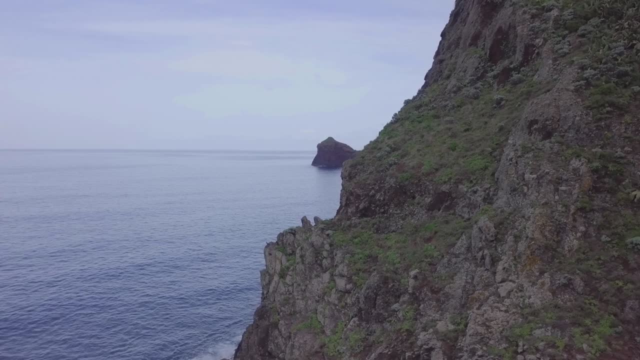 nadie enorme montaña revela roca aislada en el océano atlántico desde un punto de vista alto en la isla de madeira paisaje diurno paisaje panorámico de izquierda a derecha