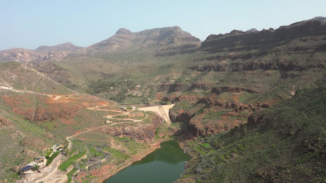 visão aérea de uma barragem em um vale de montanha