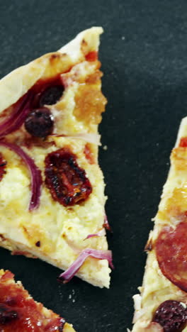 pizza italiana en una mesa de madera con verduras y especias