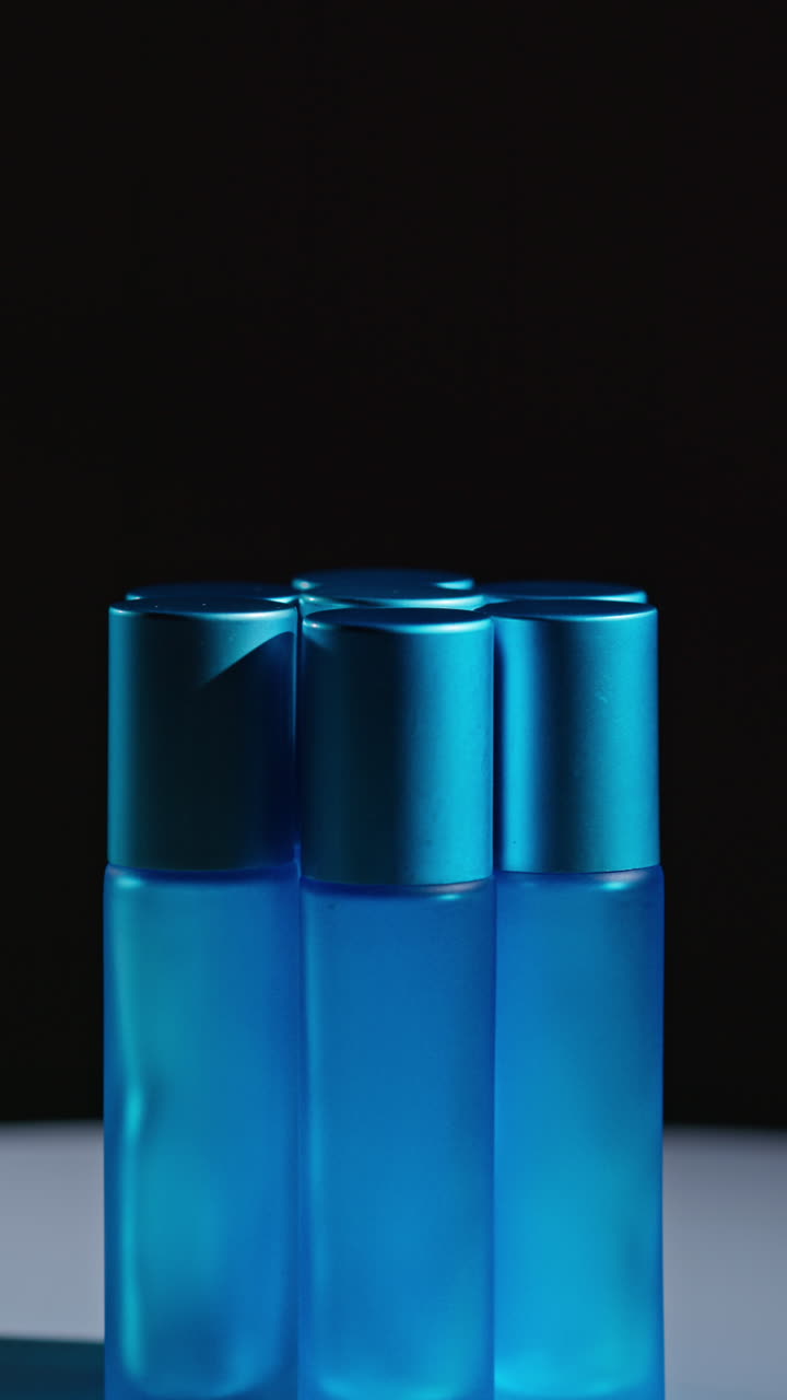 grupo de botellas de perfume azules enrollables