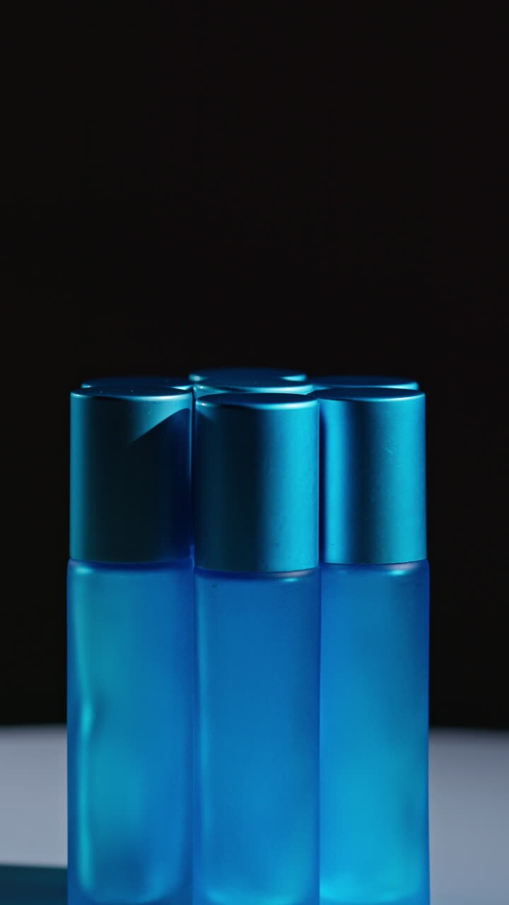 Gruppe af blå roll-on parfumeflasker