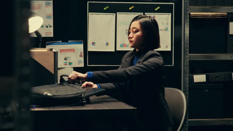 investigador privado entrando en el archivo para buscar pruebas.