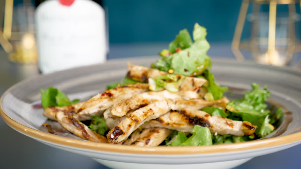 cibo e bevande su un tavolo