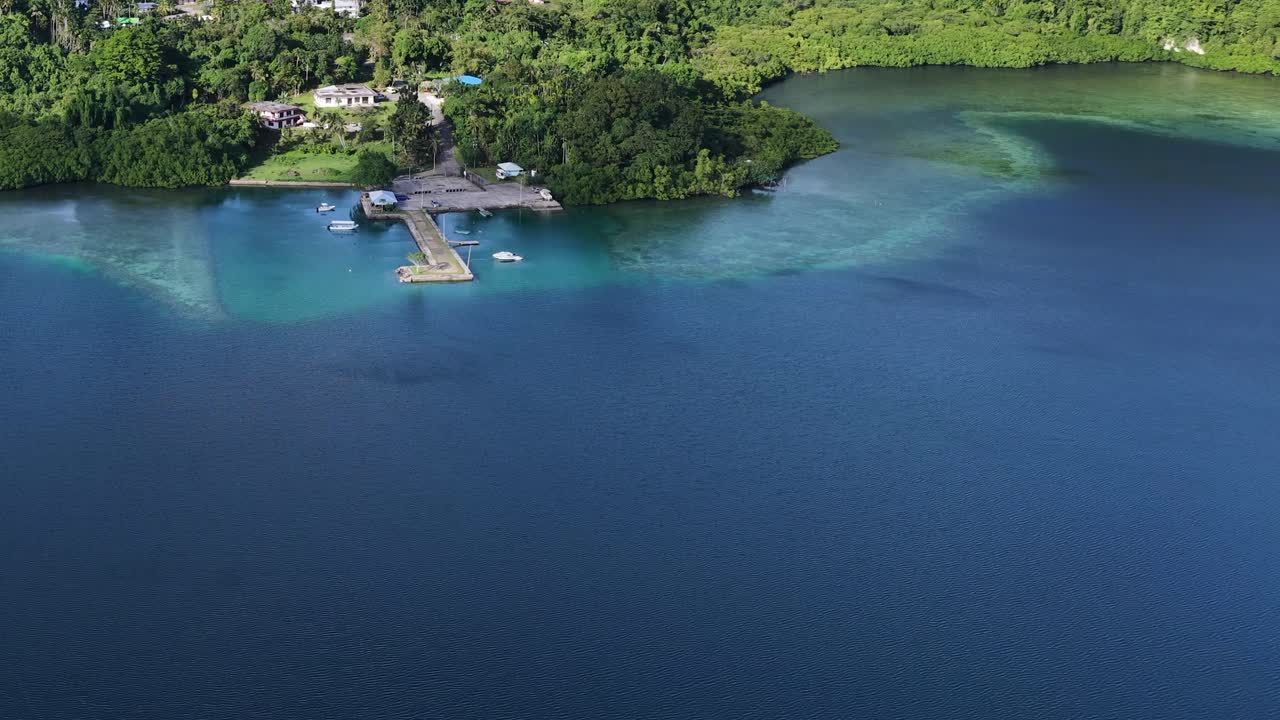 Ripresa aerea dall'alto con drone di un molo di un'isola tropicale e una laguna turchese a Palau