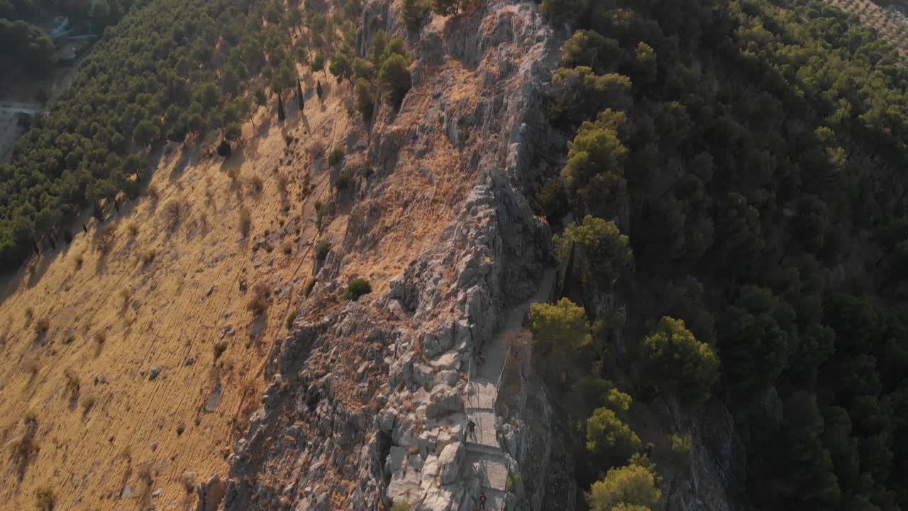 castillo de jaen, españa castillo de jaen volando y tomas terrestres desde este castillo medieval en una tarde de verano, tambien muestra la ciudad de jaen hecha con un drone y una camara de accion a 4k 24fps usando filtros nd-1