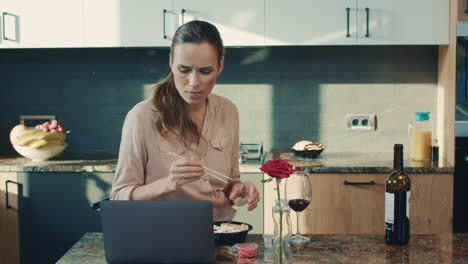 Beautiful-woman-reading-news-at-house.-Concentrated-woman-preparing-to-eat-sushi