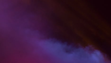 humo, niebla y luces de colores en un espectáculo