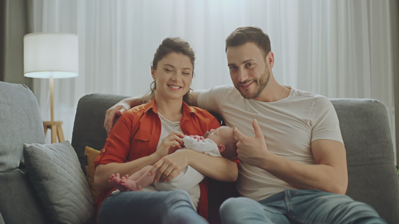 Famiglia felice con il neonato