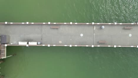 Vista-Aérea-De-Arriba-Hacia-Abajo-De-La-Gente-Caminando-En-El-Muelle-60-En-Clearwater-Beach,-Florida