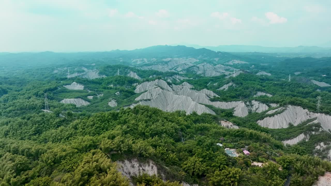 안개 날 에 초록색 달 풍경 의 공중 전진 비행 - 화산 언덕 에 자라는 초록색 식물