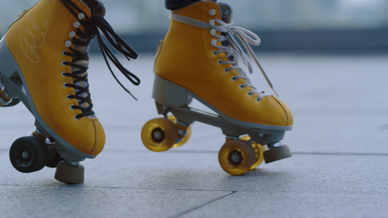 Gadis tak dikenal melakukan gerakan moonwalk. Kaki wanita bermain sepatu roda.