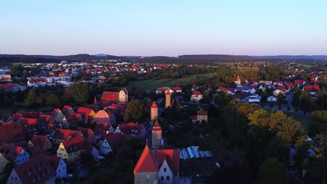 Drone-Vuela-Sobre-El-Casco-Antiguo-Y-El-Hermoso-Panorama-Aéreo-Del-Parque-Al-Atardecer