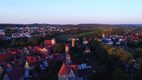 drone vuela sobre el casco antiguo y el hermoso panorama aéreo del parque al atardecer
