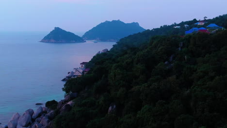 Toma-Aérea-De-La-Isla-De-Koh-Tao,-Sairee-Beach-Puesta-De-Sol-En-La-Isla-Con-Vista-Al-Mar,-Tailandia