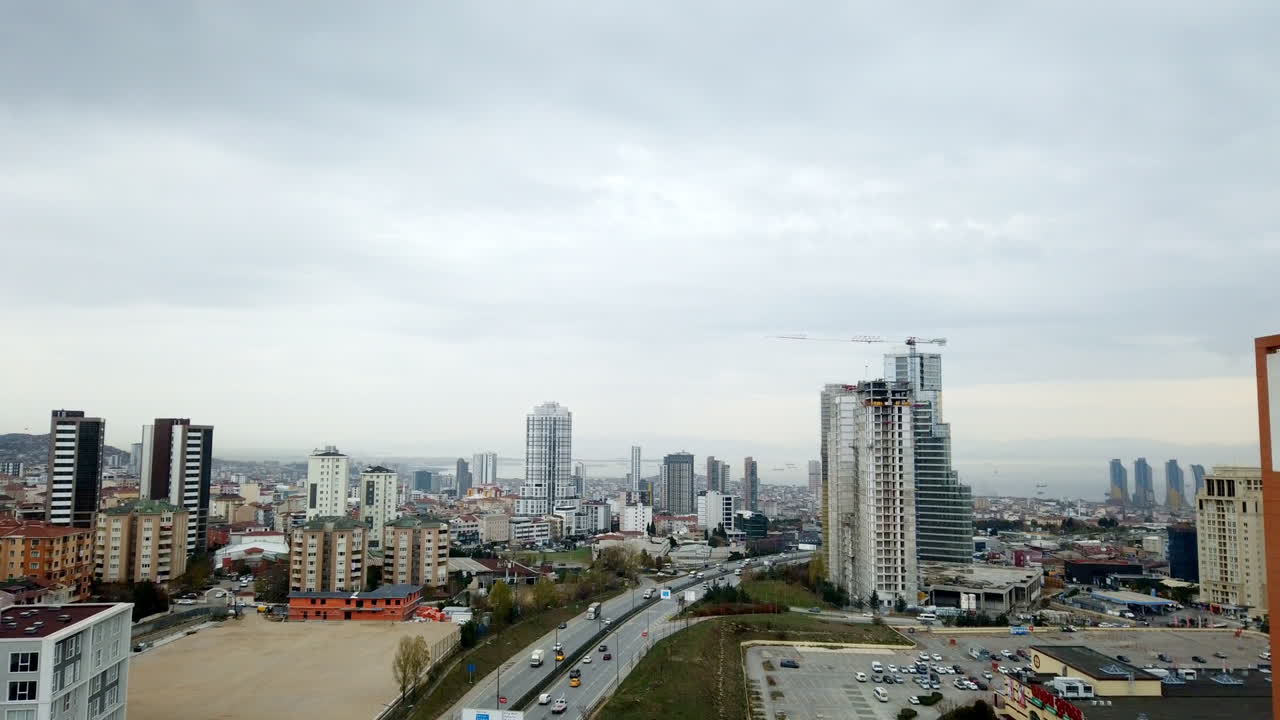 lapso de tiempo del horizonte de estambul con torres modernas y tráfico en la carretera