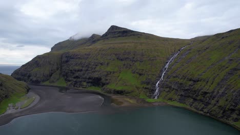 Kaskaden-Auf-Vulkanischer-Landschaft-Mit-Blick-Auf-Den-Atlantischen-Ozean-In-Der-Nähe-Von-Saksun,-Färöer-Inseln