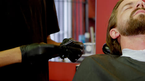 barbero colocando la cuchilla en la maquinilla de afeitar 4k