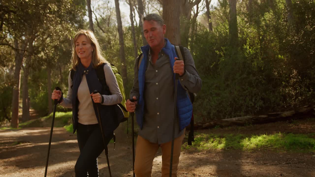 pareja de ancianos activos haciendo senderismo en el bosque